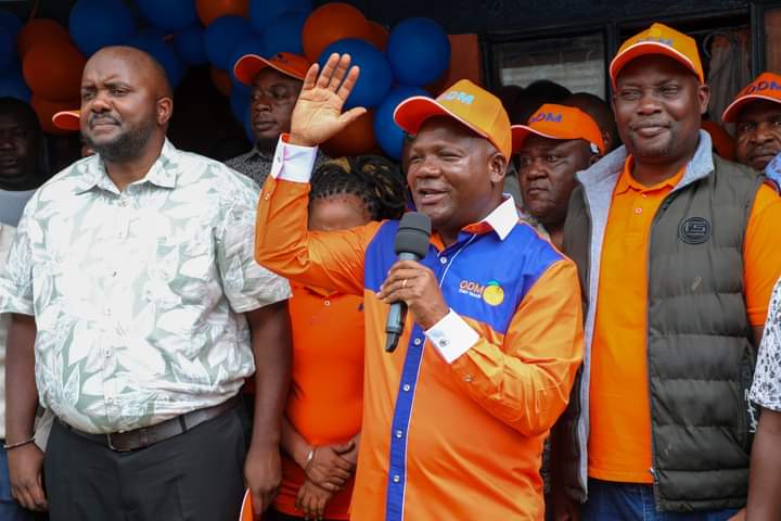 Governor Barasa adressing Butere residence during ODM office launch